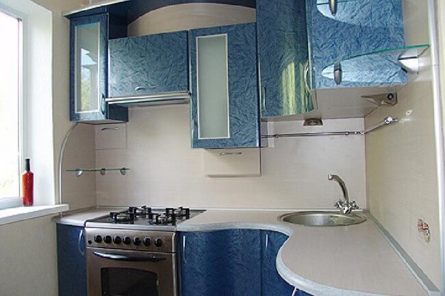 Настенные шкафы над мойкой