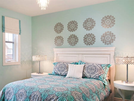 Оформление стены трафаретом