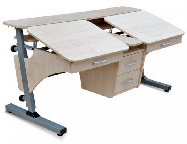 Деревянный стол для двоих