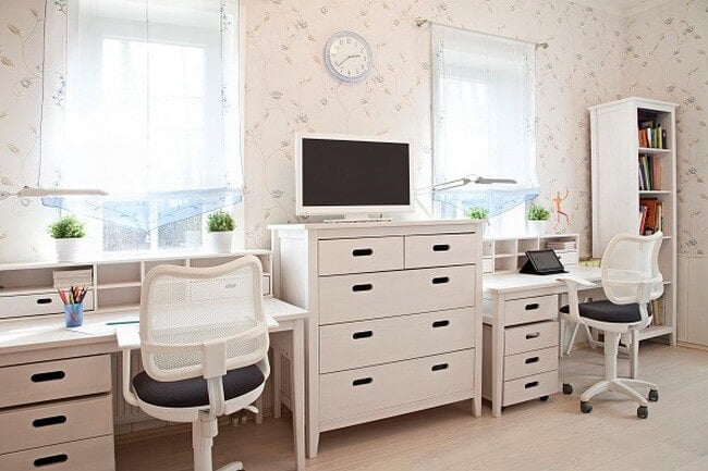 Два стола, разделенные комодом