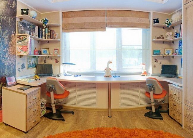 Стол у окна для двоих детей