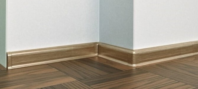 Пластиковый плинтус имитирует древисину