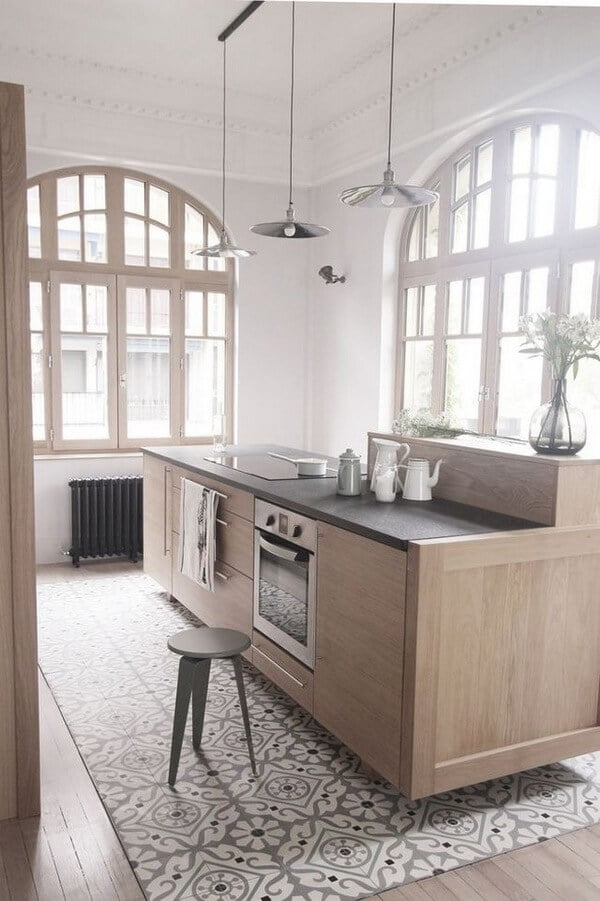 Оригинальное оформление пола у плиты