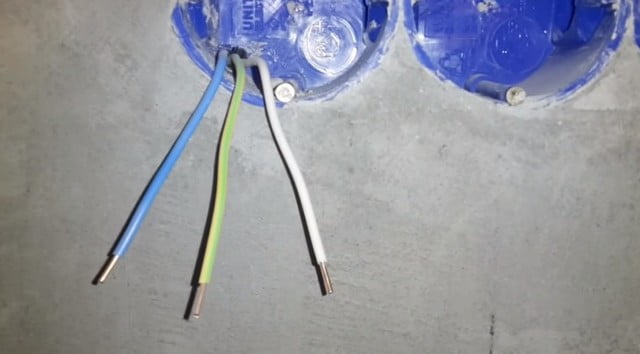 Снимаем изоляцию