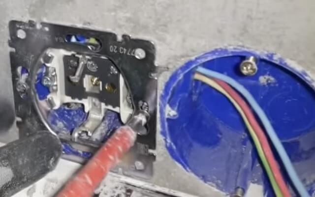 Вкручиваем саморезы