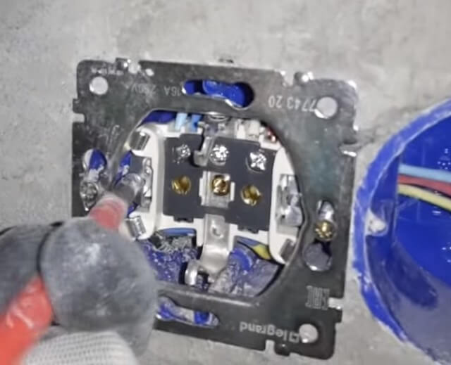 Разжимаем опорные лапки