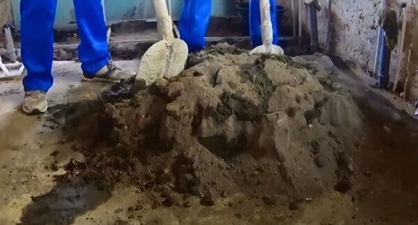 Вода засыпана